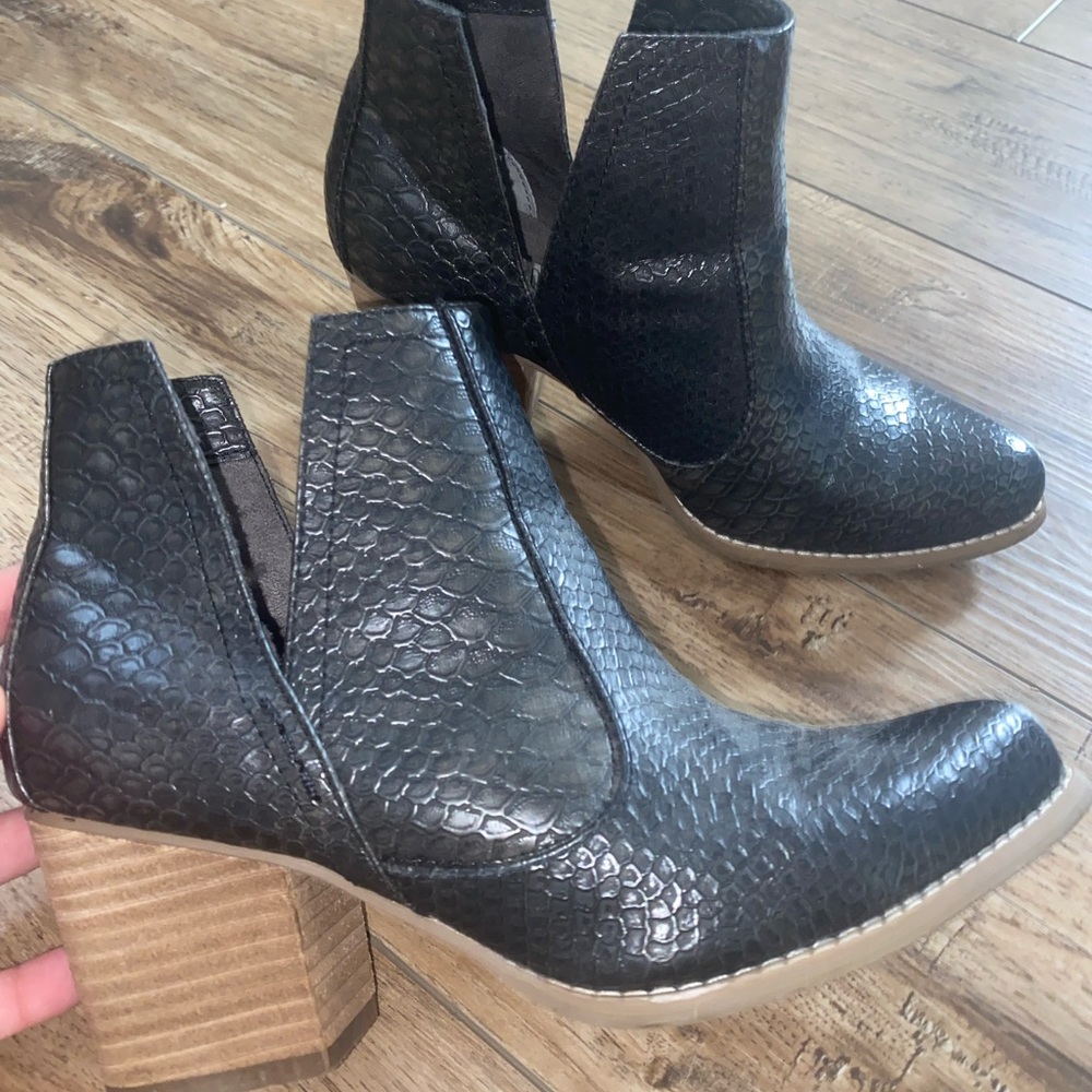 Not Rated Size 7.5 Black Booties